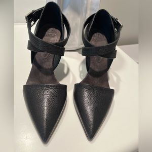 Brunello Cucinelli Black Leather Monili D’Orsay Pumps. $275